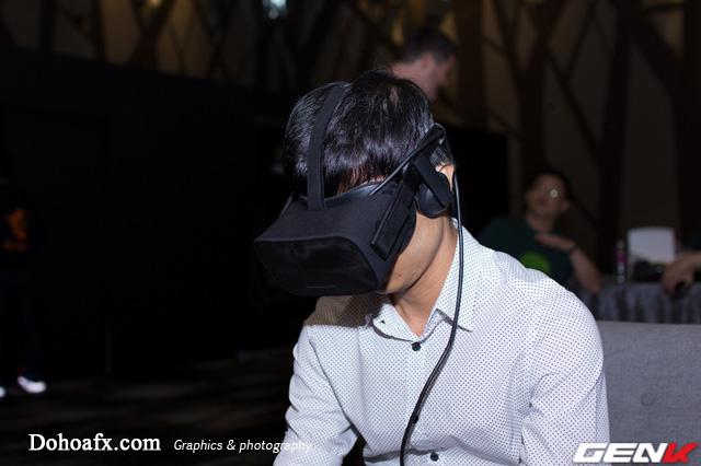  Một bạn trẻ đang trải nghiệm kính thực tế ảo Oculus. 